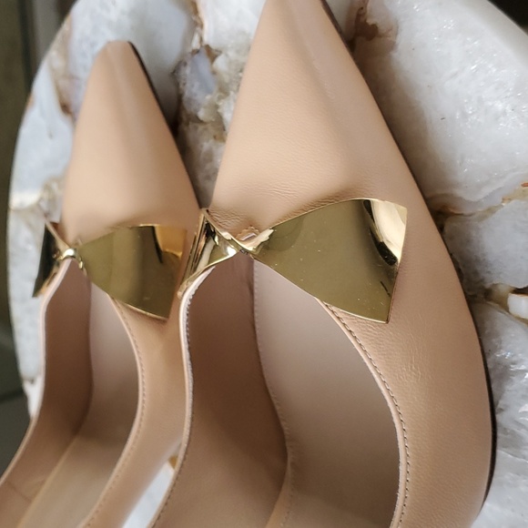 🌟 Stuart Weitzman Stanton Nude Gold Bow Pump - Picture 6 of 13